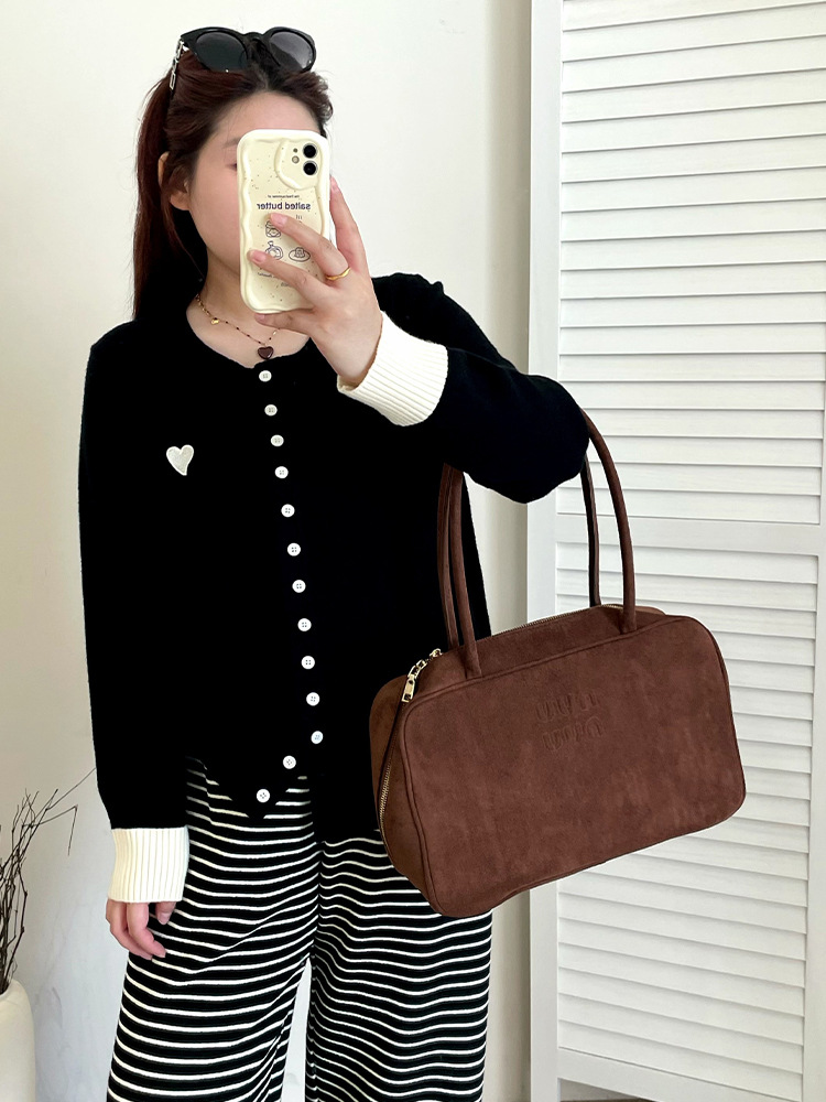 Plus-size women's color-blocking long-sleeved top, embroidered heart-shaped coat, winter 2025 knitted cardigan for chubby girls, 23255