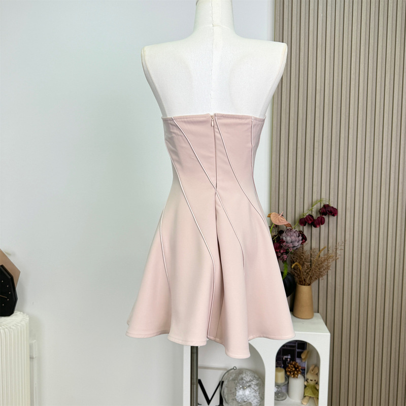 ピンクの重工の胸を塗るスカートの女性の高級感は胸をくわえて腰を収めてやせているワンピースを現します。|undefined