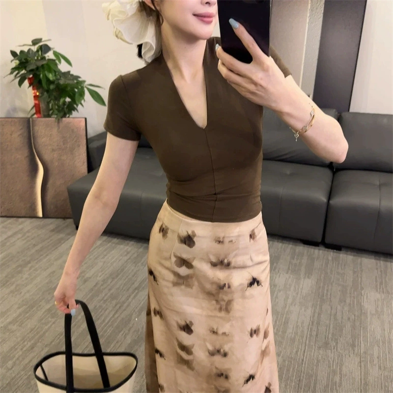 Популярная в этом году женская футболка кофейного цвета с v-образным вырезом и короткими рукавами, лето 2025, новый стиль, утягивающий вид и супер красивый уникальный и красивый топ.