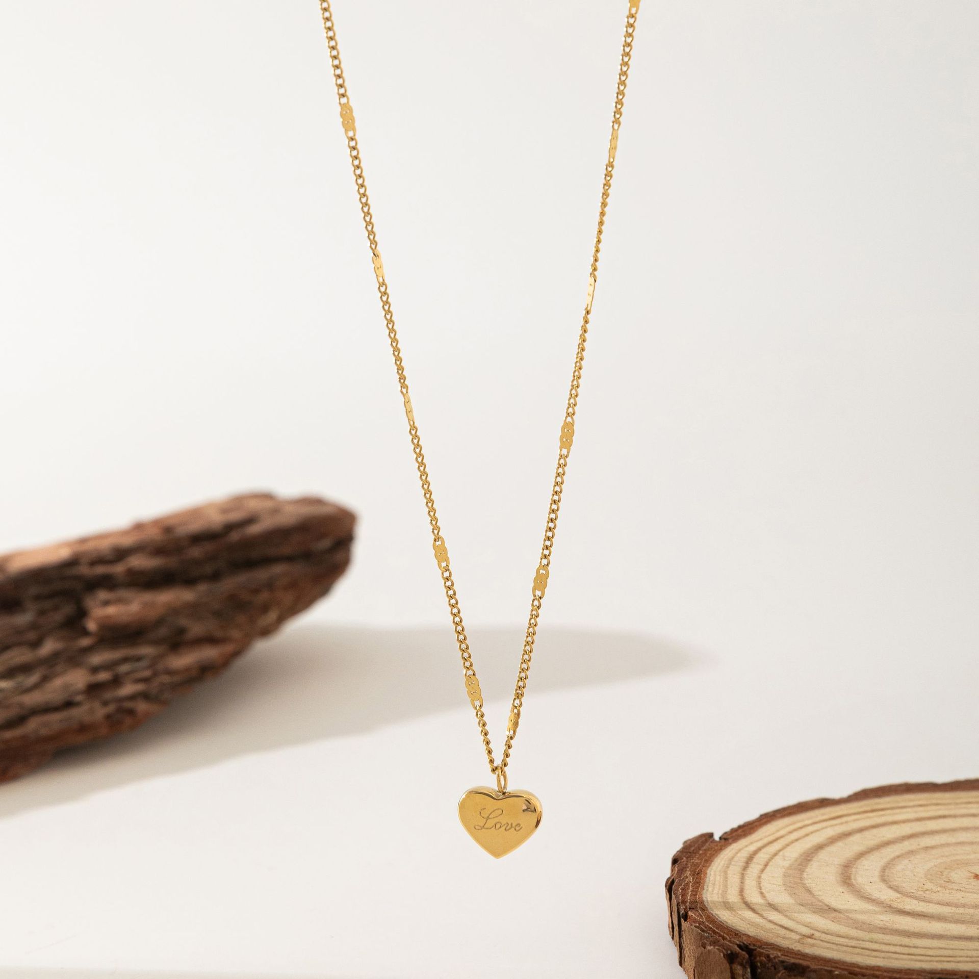 Collana con cuore e lettera in acciaio titanio gioiello_voghion.com