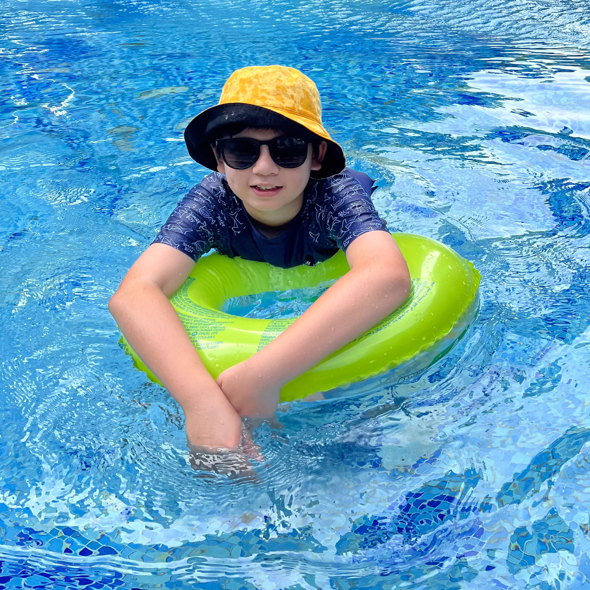 胖童泳衣男童加肥加大碼2024新款分體青少年胖男孩兒童游泳衣套裝