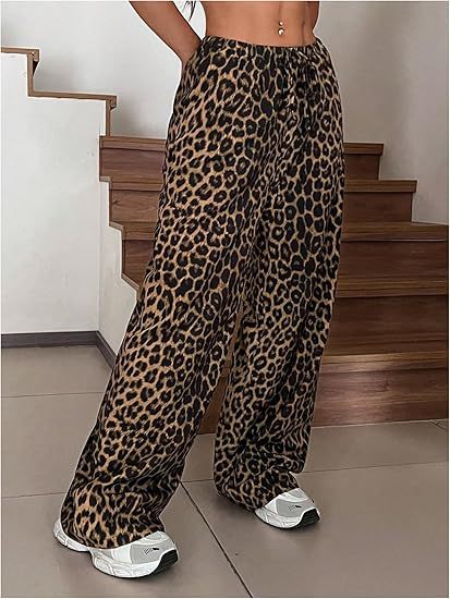 Dambyxor med vida ben och leopardmönster casual street style_voghion.com