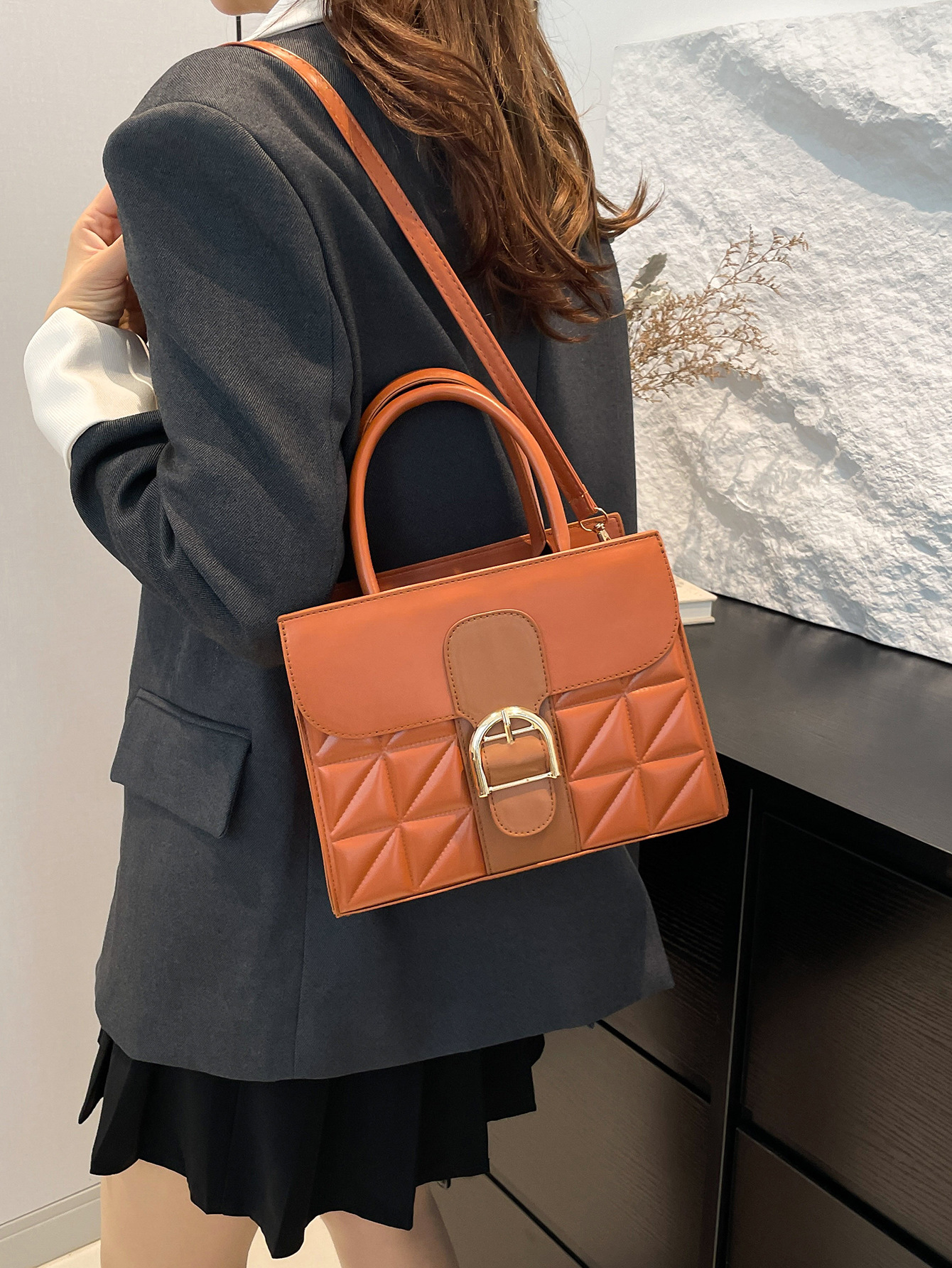 2024 nueva moda europea y americana ventas en caliente, estilo retro simple y casual, tendencia de un solo hombro, temperamento de nicho simple