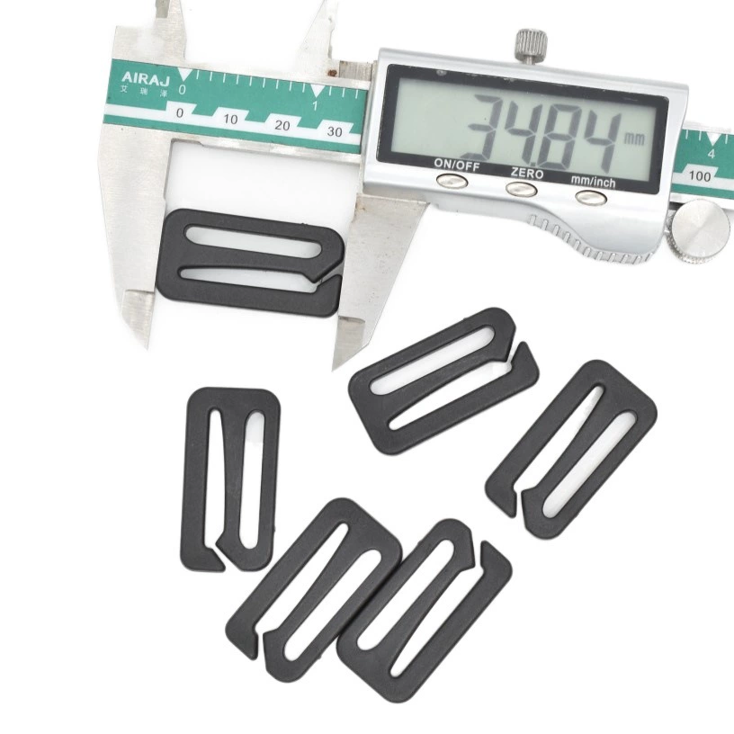 Производитель поставляет крючки для багажа, крючки в форме буквы «9», крючки с D-образным кольцом, крючки для подвешивания с открытым концом, пряжки для регулировки ремней, пластиковые крючки.