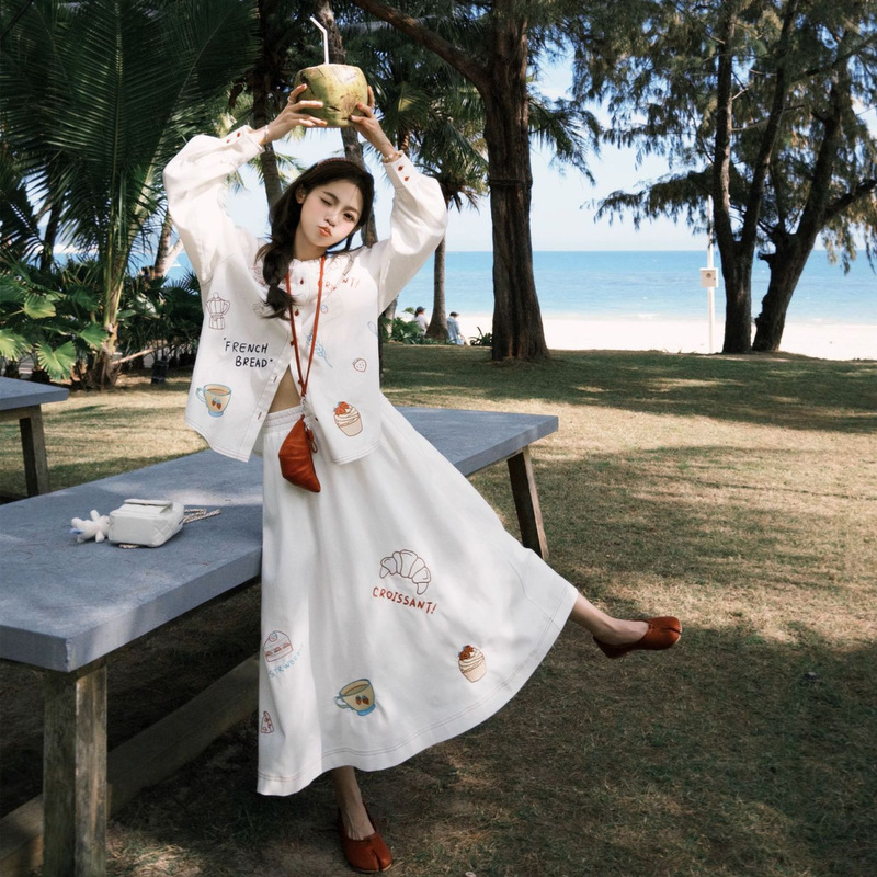 Heart-Beating Light Spring Retro Colorfulful Embroidered Top and Skirt Vacation Atmosphere Suit