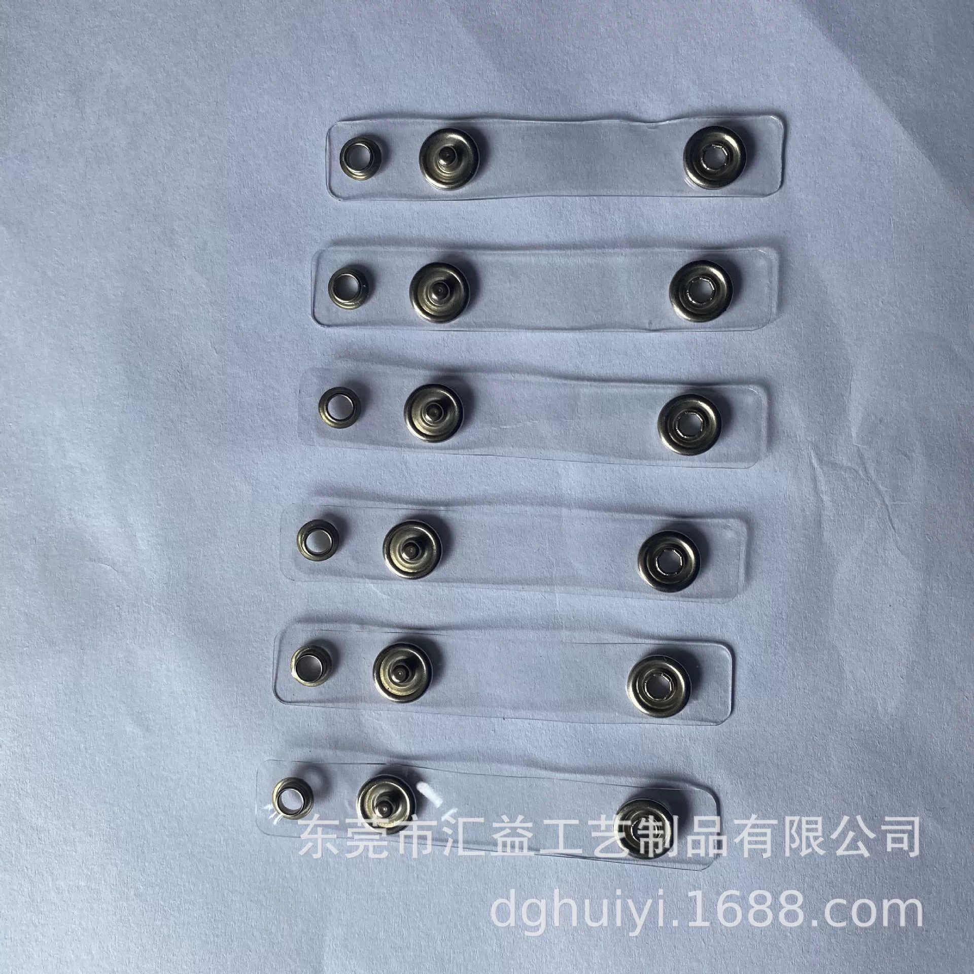 Производитель поставляет прозрачные ПВХ пряжки для глазных резиновых полосок