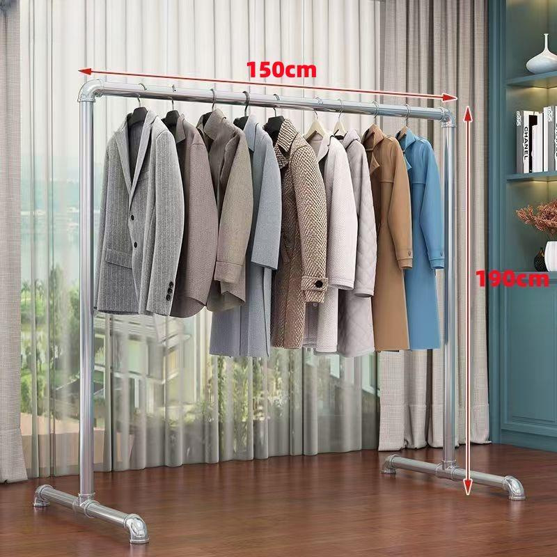 水道管鋼管のハンガーが床に落ちた寝室の物干し棒屋外家庭用ベランダに服を掛けて簡単に干します。|undefined