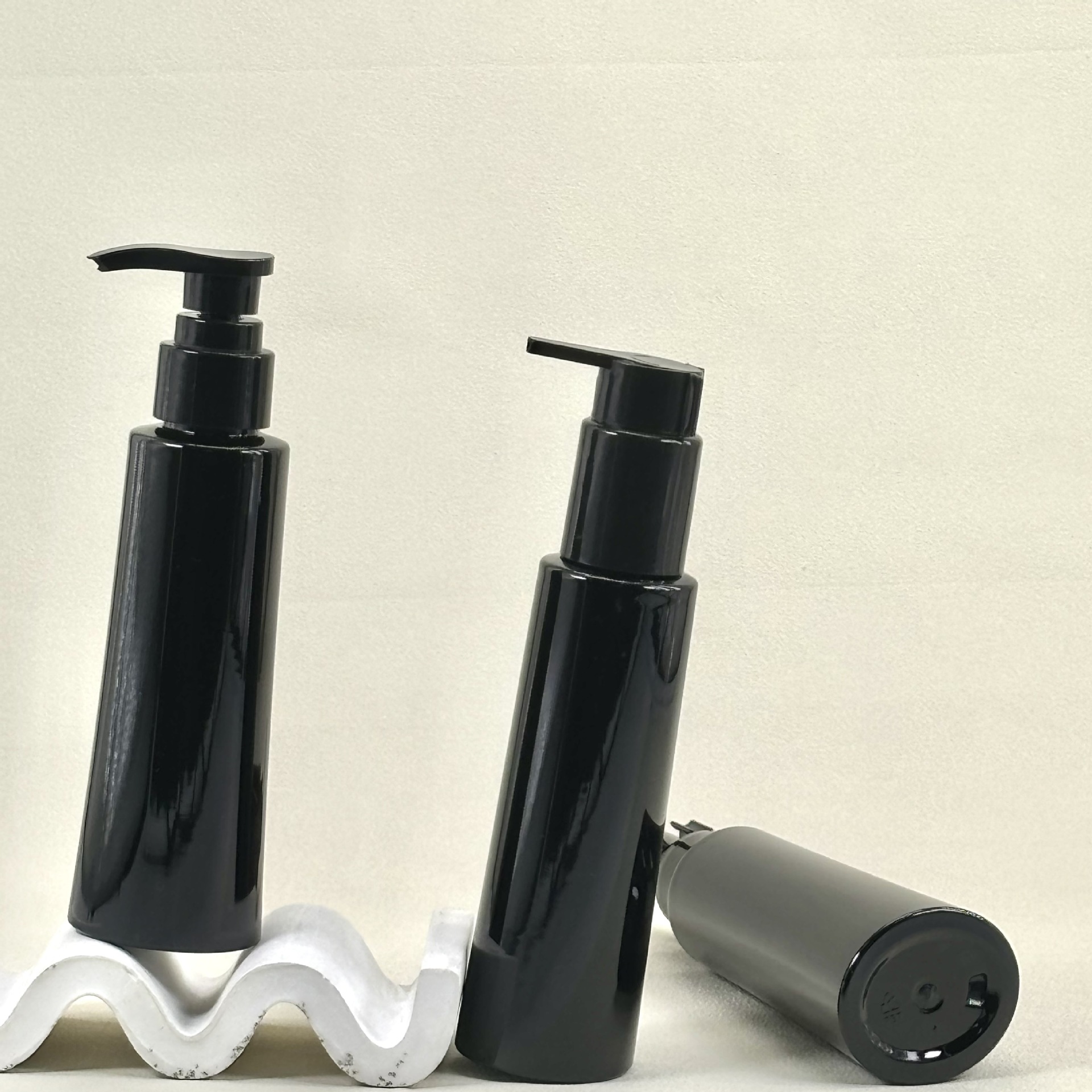 厂家供应 乳液瓶保湿乳瓶 洗护产品包装 美妆日化泵头瓶150ML黑色