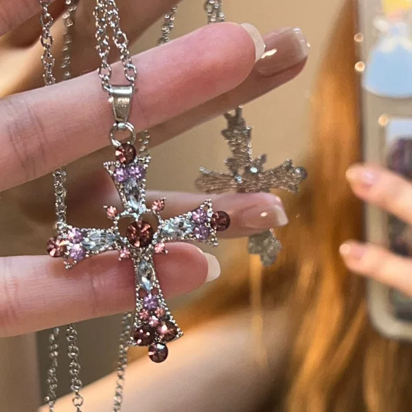 Sweet cool style hot girl cross necklace female heavy industry Diamond-embedded Gothic European and American style y2g necklace design clavicle chain