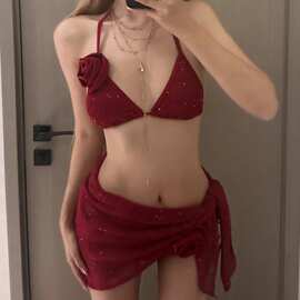 纯欲风针织酒红三角包玫瑰花比基尼三件套分体泳衣女泰国度假沙滩