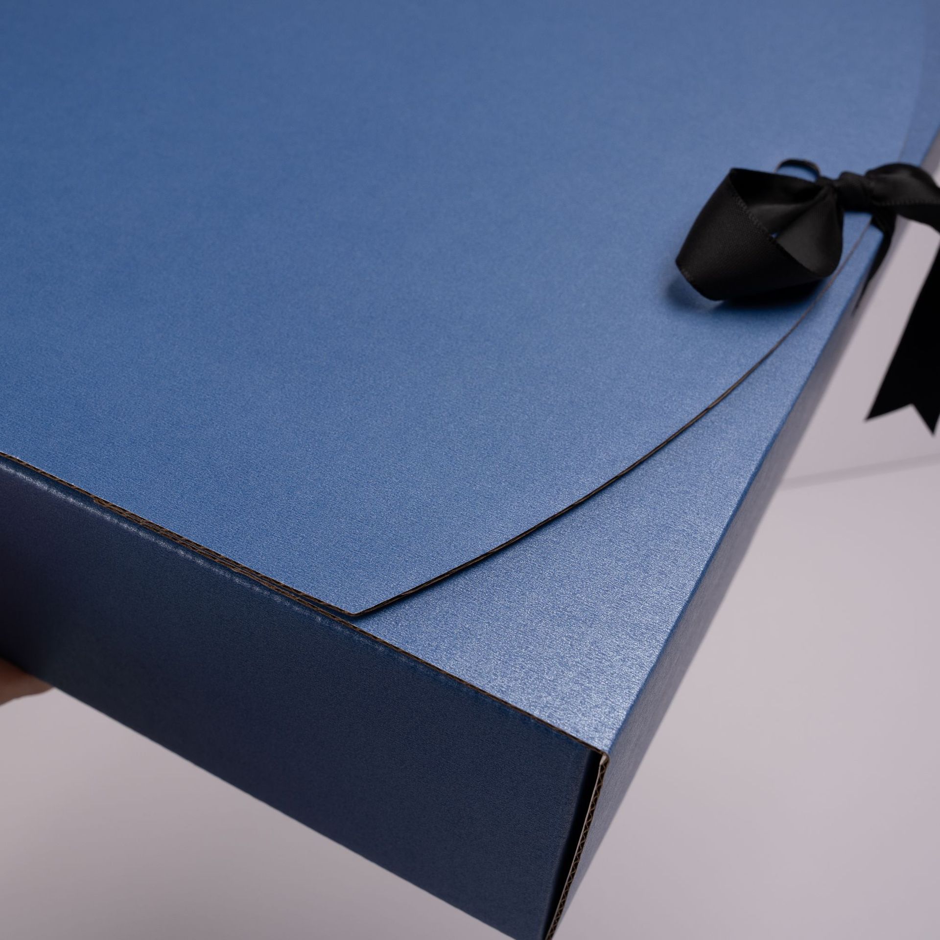 Caja de avión de color extra duro, caja de embalaje de lazo, ropa interior, accesorios de ropa, logística urgente, embalaje de comercio electrónico, caja de papel en stock