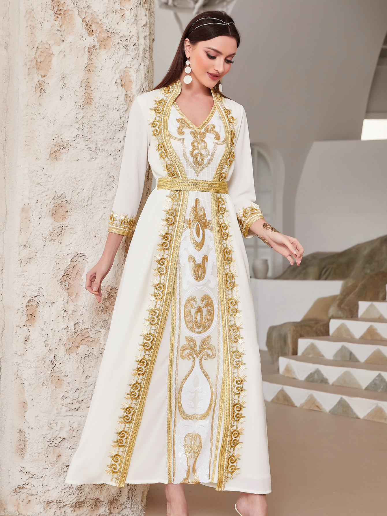 Robe musulmane arabe élégante avec dentelle dorée et sequins_voghion.com