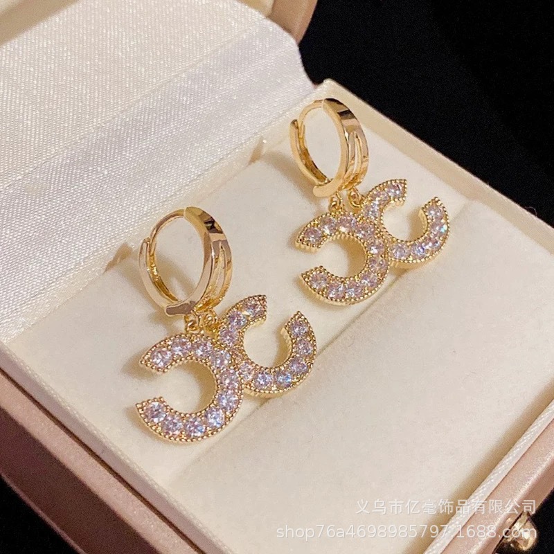 S925 Pendientes de perlas de temperamento Pendientes de lujo ligero de alta gama Pendientes al por mayor y al por menor transfronterizos Mujeres