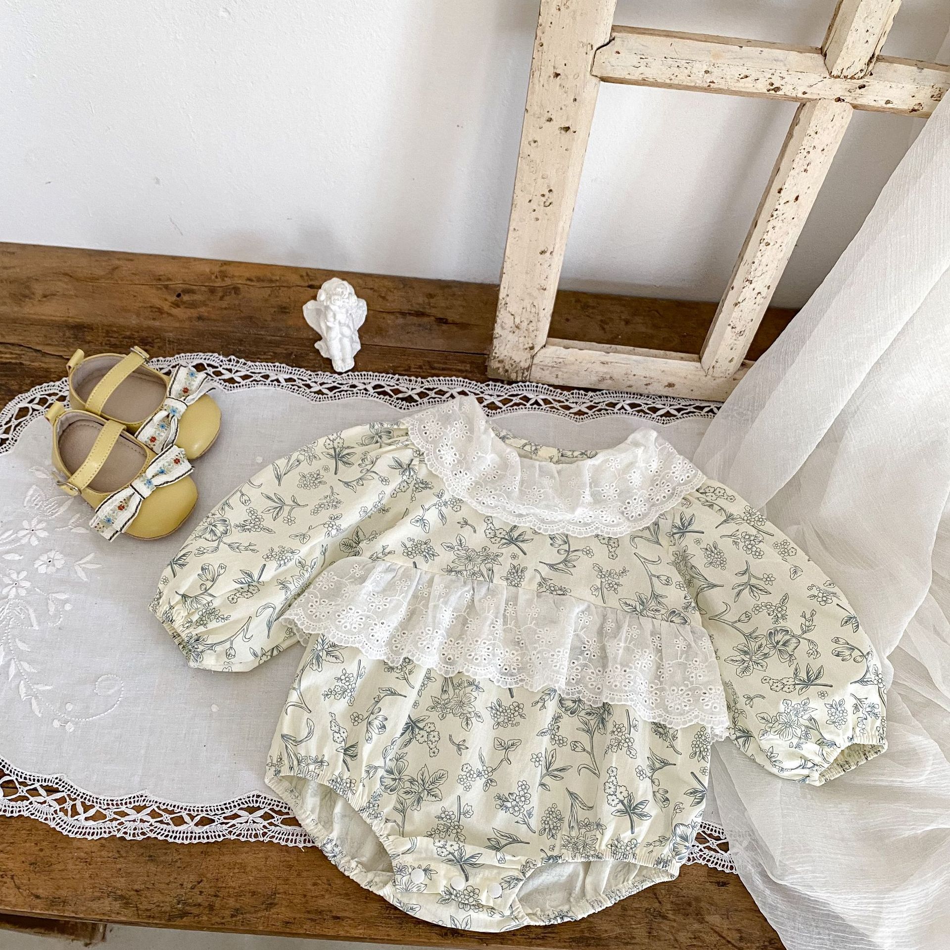 A-class cotton 2024 baby girl autumn 0-3 years old lace collar small fresh floral Ha Yi long sleeved bag fart clothes_voghion.com