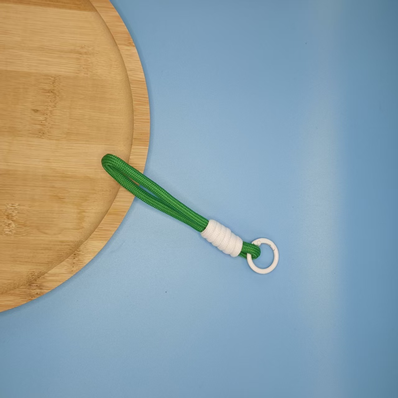 짙은 녹색 바탕에 흰색 매듭