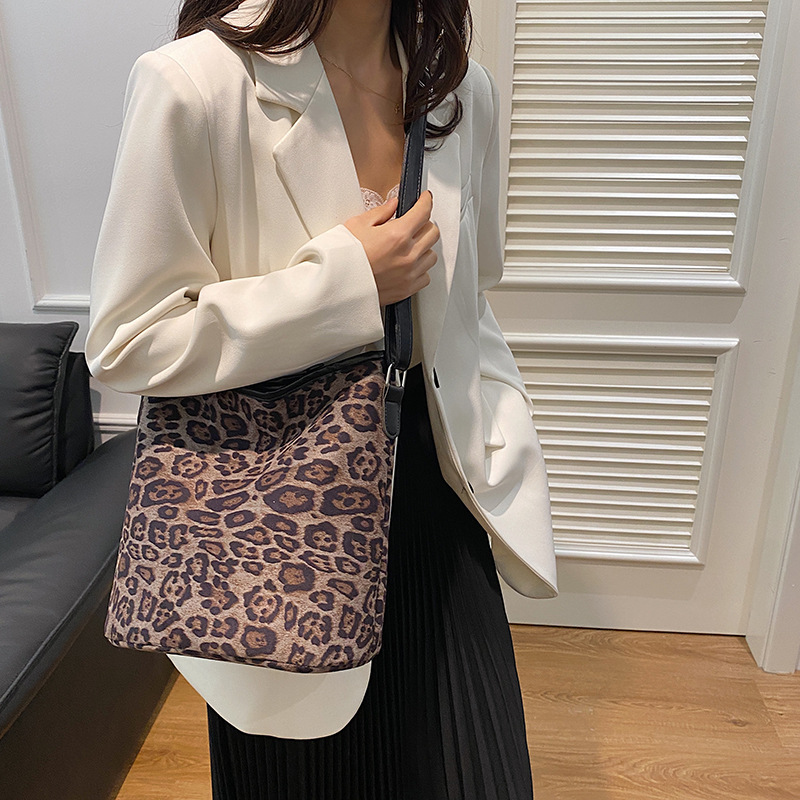 Invierno super caliente nicho leopardo bolso para mujeres 2024 nuevo popular bolso de hombro amplio bolso de cubo debajo de la axila para mujeres