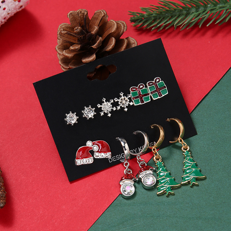 Mignon Chapeau De Noël Sapin De Noël Flocon De Neige Alliage Émail Placage Incruster Strass Boucles D'oreilles Boucles D'oreilles 1 Jeu display picture 1