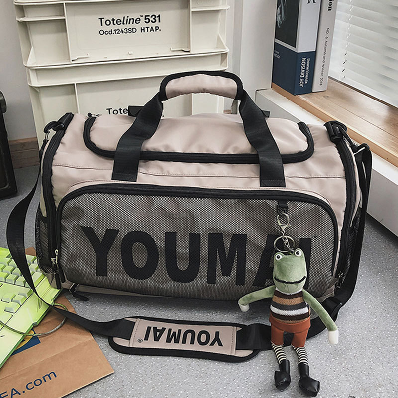 Capacious travel bag