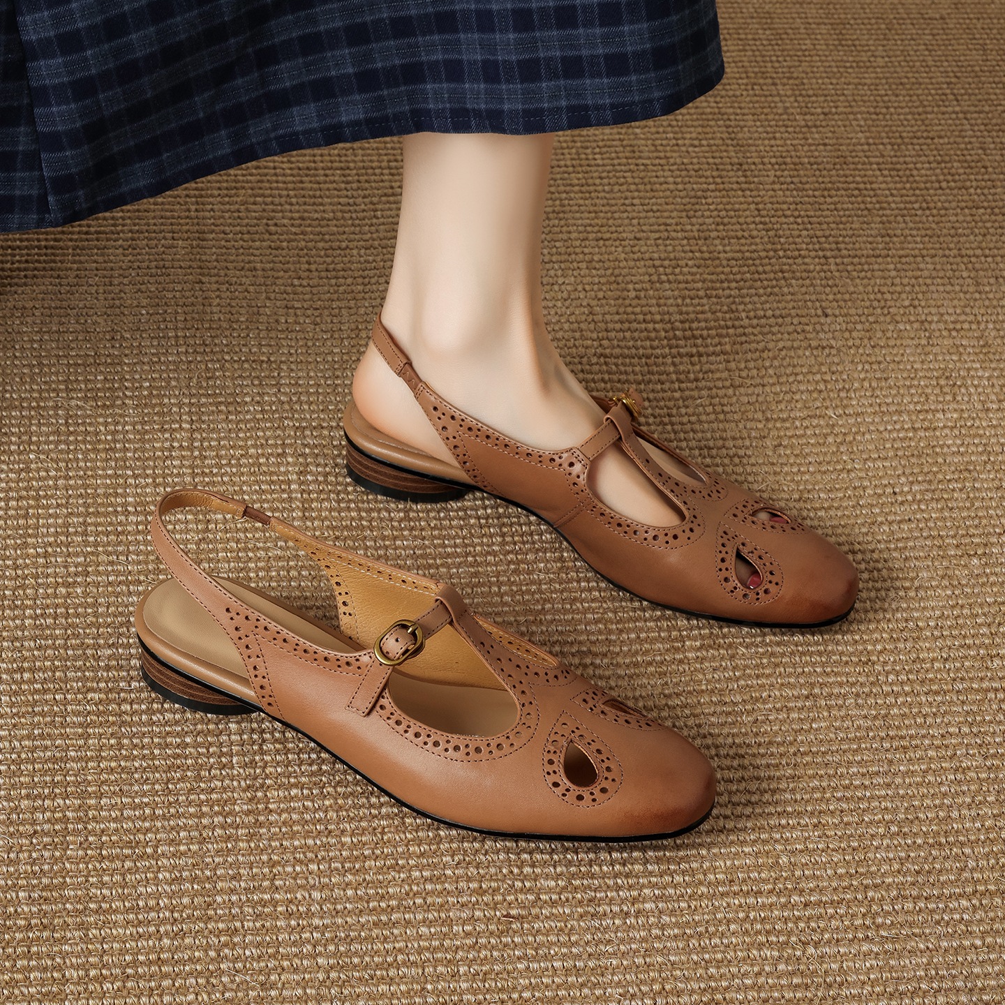Sandal nữ quai ngang mũi kín da bò cổ điển gót thấp — màu nâu