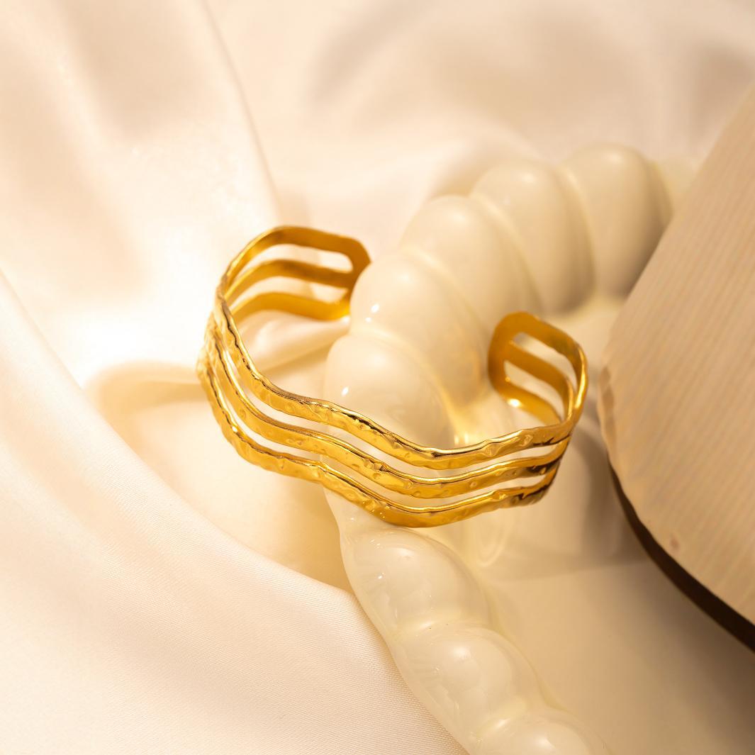 Fashionable wavy women's bracelet stainless steel