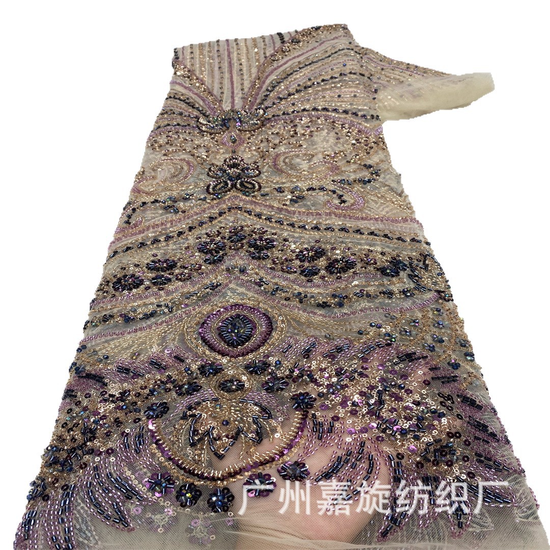 Encaje nupcial de alta calidad con adornos elaborados de pedrería de colores, lentejuelas y bordados de cuentas para vestidos de novia.
