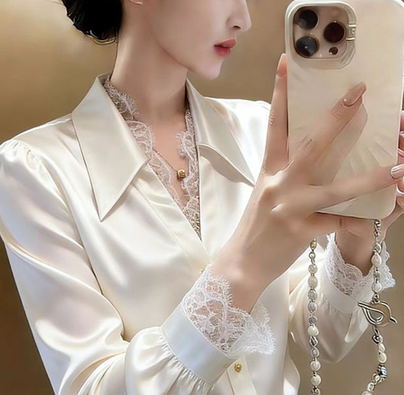This Year's Trendy High-End Exquisite Lace Patchwork Shirts Are Unique and Beautiful, and the Off-White Satin Shirts for Women Are Perfect for Spring