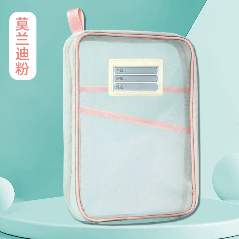L型科目分類袋透明書類袋ファスナー式3層ネット糸大開口学生が本袋を持っている|undefined