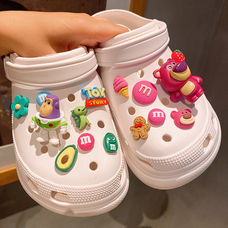 【売れ筋商品入荷】バズ・ライトイヤー ストロベリーベア 多用途 DIY アクセサリー 装飾 取り外し可能なホールシューズ バックル 靴の花|undefined