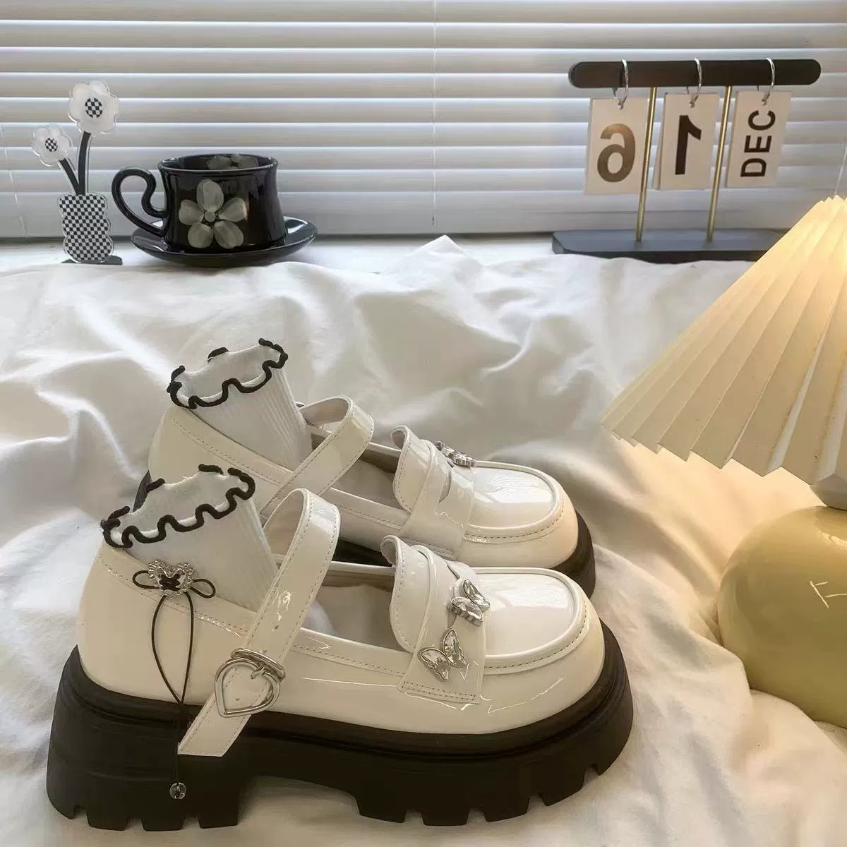 Французские бабочки маленькие кожаные туфли женские 2024 летние новые металлические одиночные туфли на толстой подошве британский стиль сладкий прохладный черный Мэри Джейн