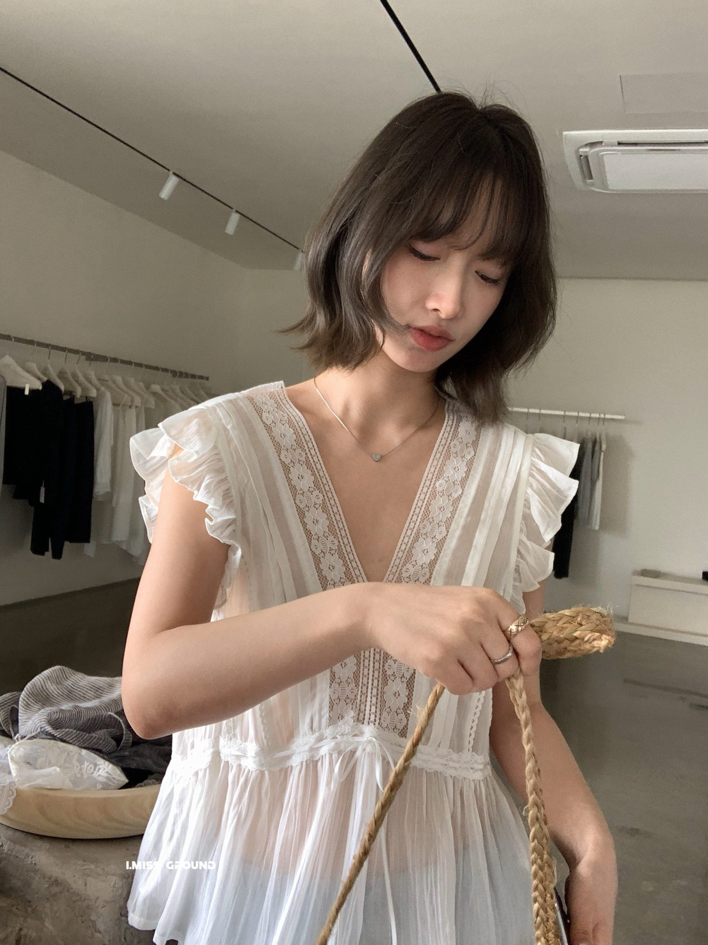 Áo sơ mi nữ cổ V ren hoa xếp tầng thêu hoa tay dài eo thắt dây — Xanh da trờicolor, màu trắng chi tiết 4