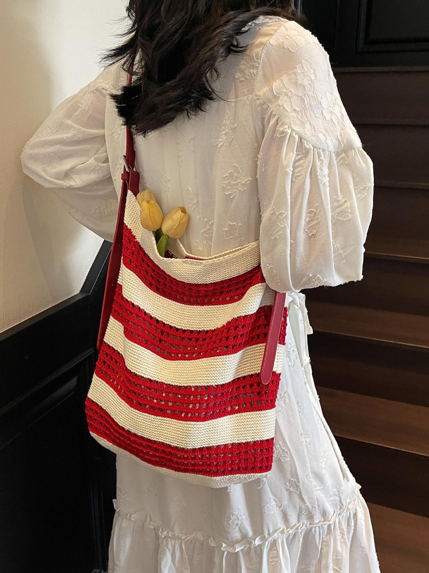 Verano 2025 nuevo estilo bolso tote tejido hueco de gran capacidad raya femenina balde de vacaciones junto al mar bolso tejido de paja