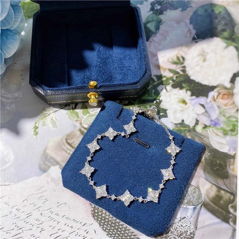 Xiaohongshu's Popular A+ Sparkling Four-Leaf Clover Bracelet for Women, Full Diamond Meteor Bracelet, Versatile Adjustable Fashion Accessory Xiaohongshu's Popular A+ Sparkling Four-Leaf Clover Bracelet for Women, Full Diamond Meteor Bracelet, Versatile Adjustable Fashion Accessory