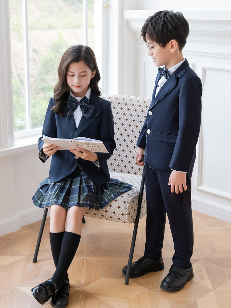小学生のクラス服の冬の制服は英倫風幼稚園の園服の子供とベルベットのスーツのセットの演技服のコートです。