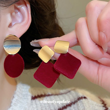 �����ﶬֲ�޼��η�����Բ�ζ�����Χ�и��Ÿ۷�ʱ�и߼��ж���Ů