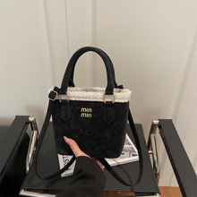 �͹�С����Ƥ�q����Ů��2025�����¿�r�������ˮͰ���μ�б���