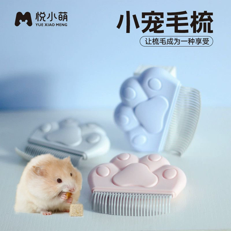 Юэ Сяомэн расчесывает волосы хомяка