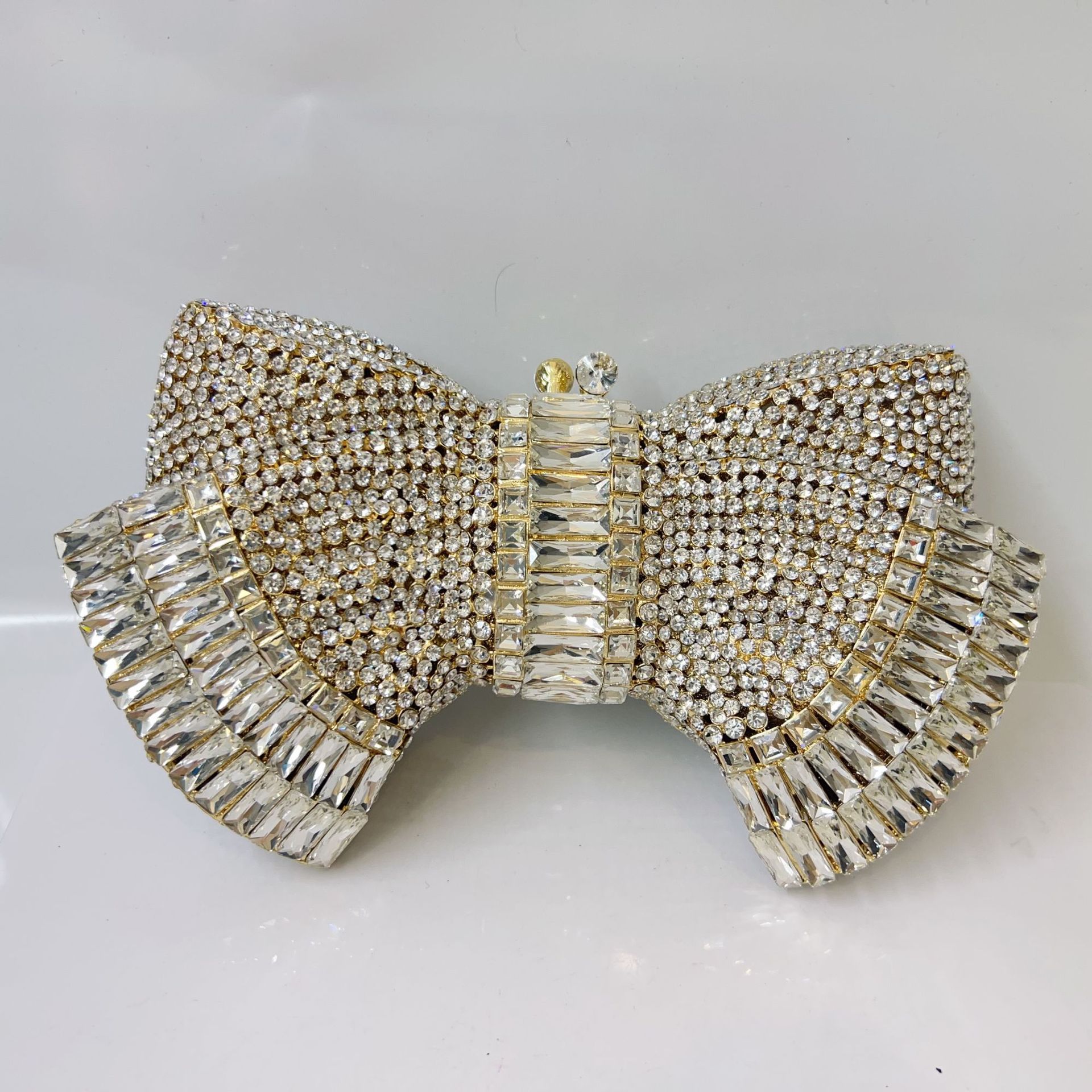 Diamante blanco con fondo de oro