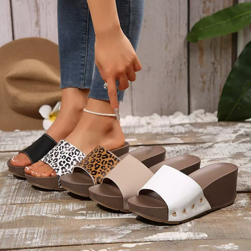 2025 новые летние женские тапочки на толстой подошве с клином для внешней торговли, кросс-бордерные, большие размеры, с шипами, однорядные тапочки на толстой подошве