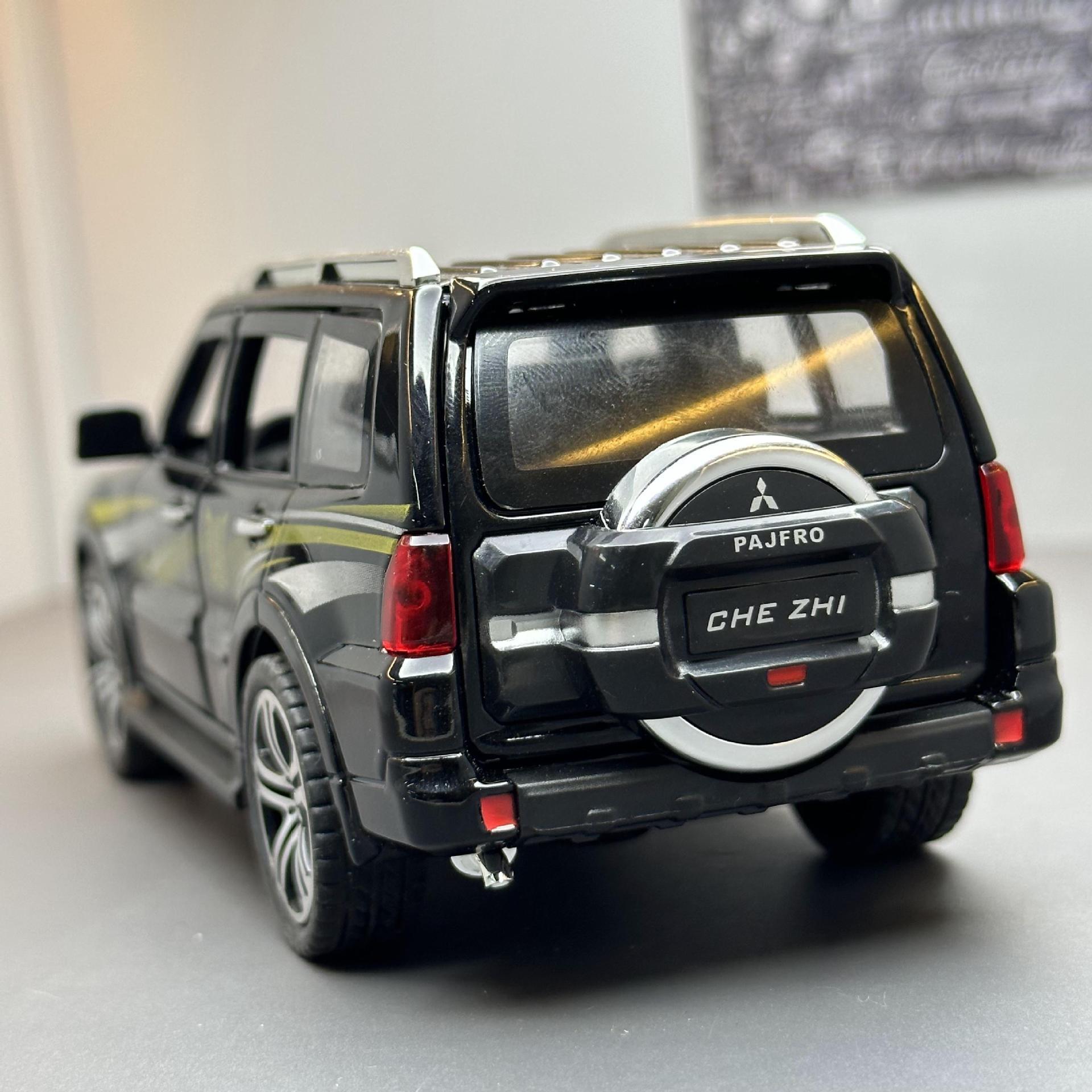Modelo de coche de aleación de coche 1:32 Mitsubishi Pajero Tire hacia atrás vehículo todoterreno con sonido y luz niño modelo de coche de juguete adornos