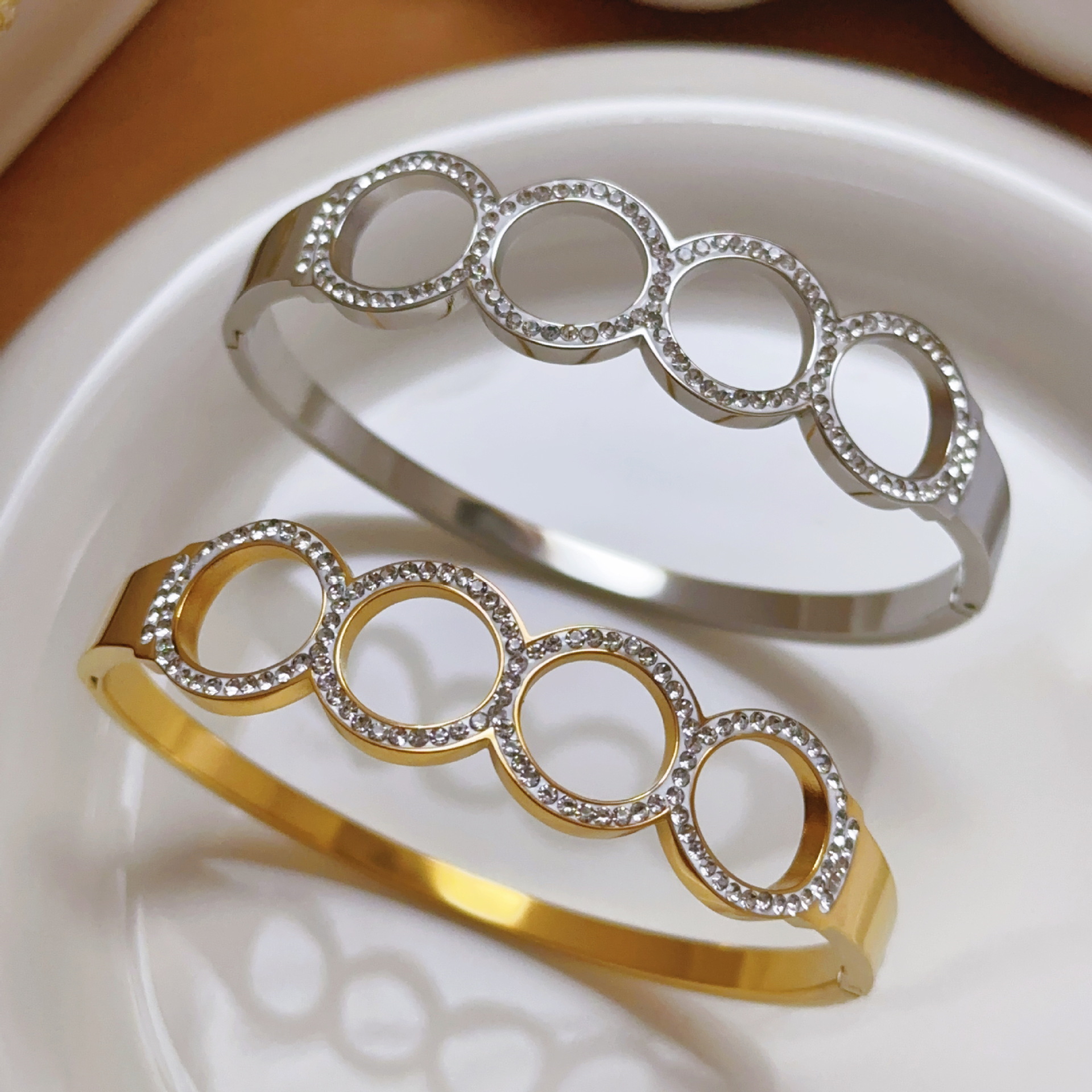 Xia Xia Zhong diseño ligero lujoso oro titanio acero pulsera de acero inoxidable para mujeres de alta calidad temperamento simple