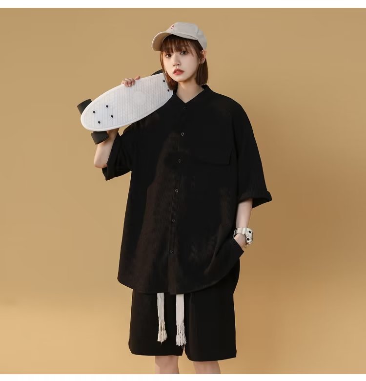 2024 nueva moda estilo de Hong Kong traje de caída de seda de hielo de alta calidad pantalones cortos de camisa de manga corta para hombre estilo de tendencia de control de conjunto para hombre