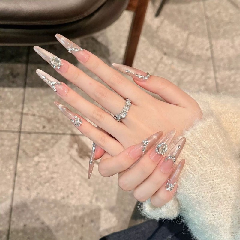 【花のように咲く】ハンドメイドネイル、高級感、ピュアネイチャーネイル、フレンチチェーンダイヤモンド、キラキラネイルアート|undefined