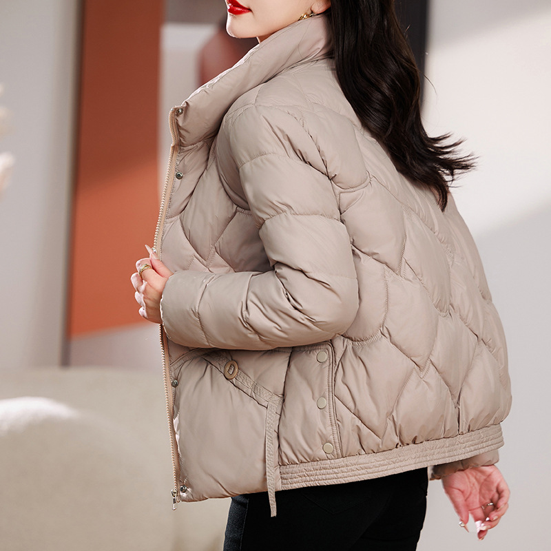 Trajes de algodón de pluma de invierno de mujer 2024 nuevo algodón hombre pequeño chaqueta de algodón ligera de moda corta chaqueta gruesa image 3
