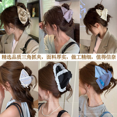 高品質の三角形の生地のヘアクリップ、ヘップバーンスタイルのハーフタイヘアシャーククリップ、後頭部に多用途のヘアクリップ、ファッショナブルなヘアクリップ
