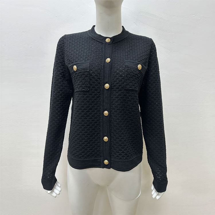 Black elegant sweater with diamond pattern with a round collar