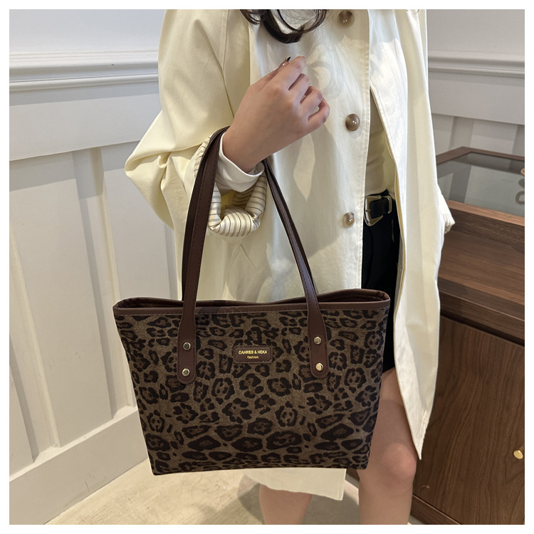 This is a new 2024 trendy and stylish large-capacity handbag for women. It is a fashionable and stylish single-shoulder tote bag for autumn and winter undefined