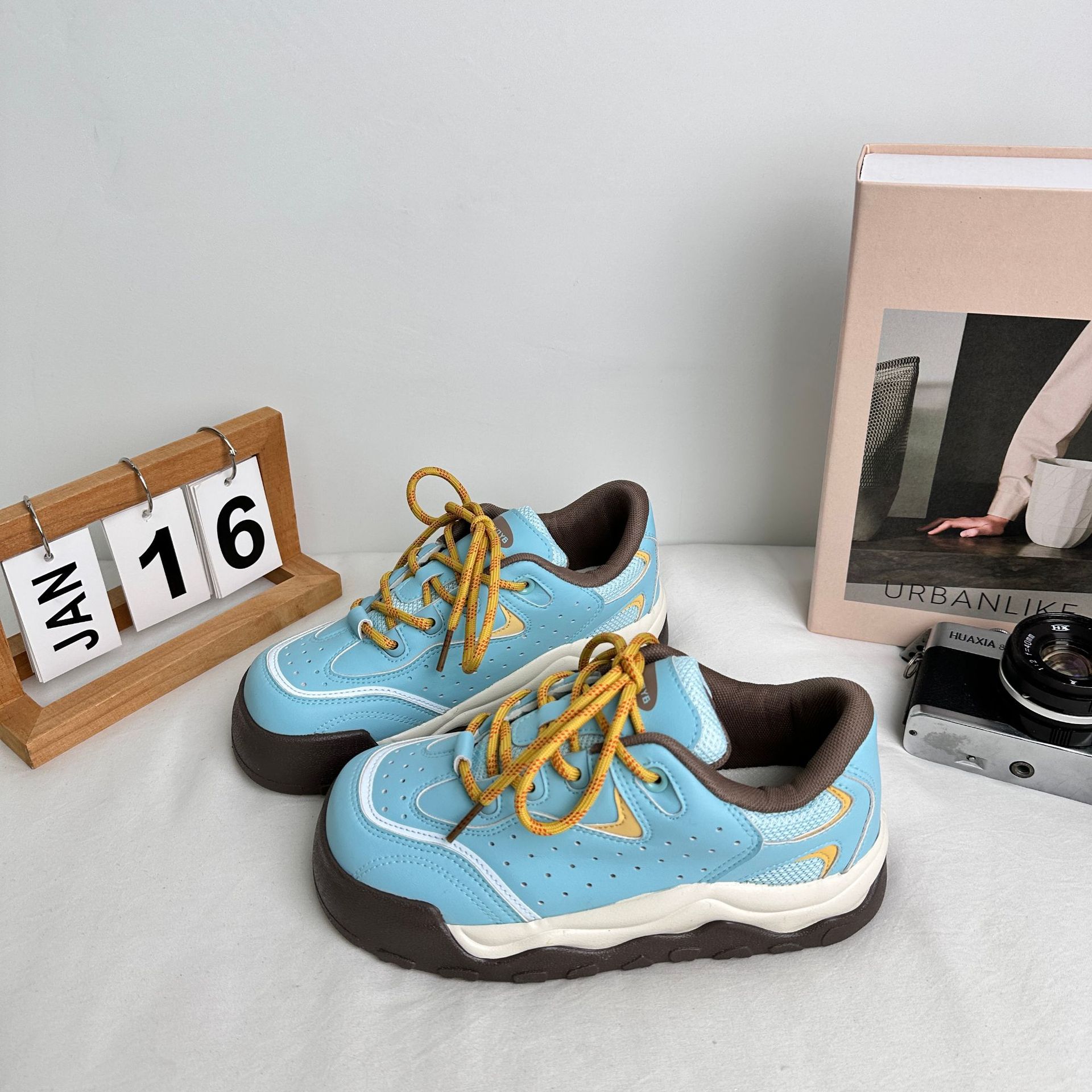 Zapatillas de tabla bajas de suela gruesa de onda lejana para estudiantes de la escuela 2025 tendencia de primavera deportes casuales zapatos de mujer zapatos de lona coreanos en nombre del cabello