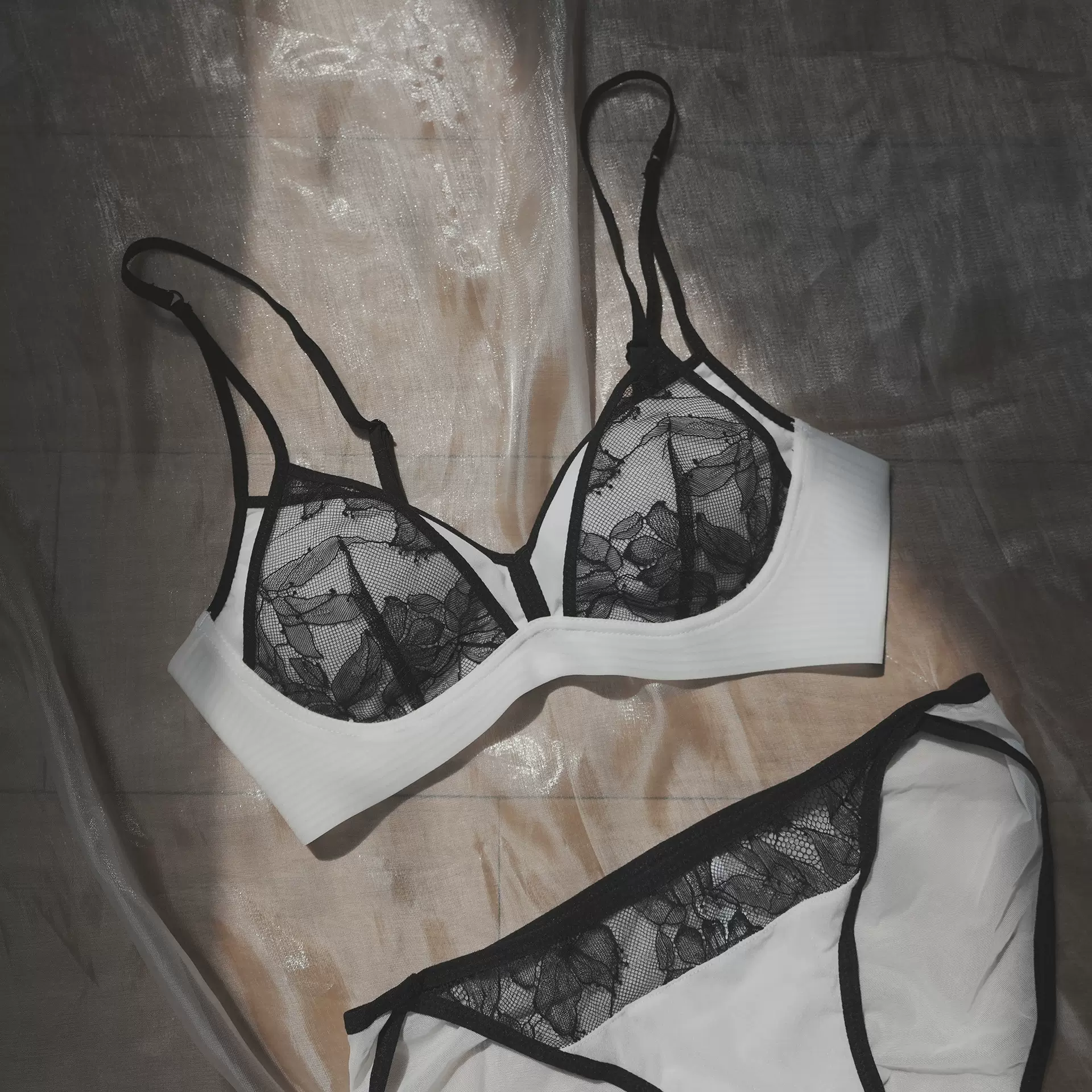 撞色法式内衣套装无钢圈三角杯双肩带文胸女舒适透气蕾丝拼接