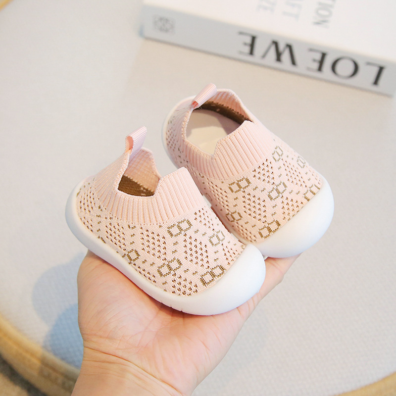 Zapatos de bebé zapatos de bebé de suela blanda zapatos deportivos antideslizantes transpirables de todo fósforo primavera y otoño nuevos zapatos de moda para niños al por mayor