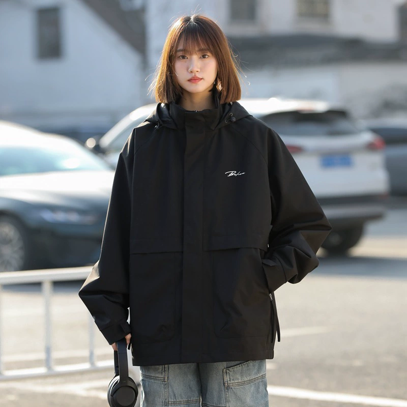 Новая куртка с капюшоном для мужчин и женщин, весна и осень 2025 года, уличная ветрозащитная и водонепроницаемая куртка с большим клапаном и карманами с принтом на брюках.